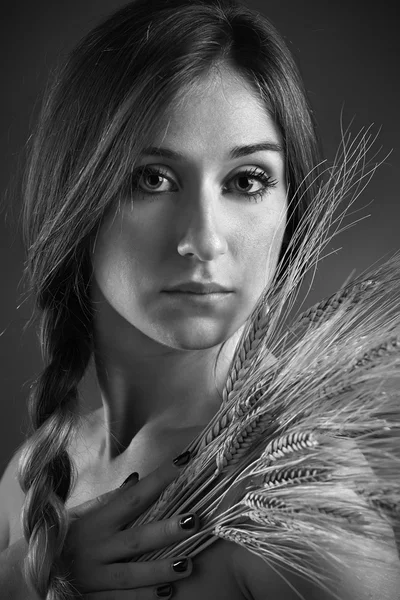 Studioporträt eines schönen Mädchens mit Weizengarben — Stockfoto