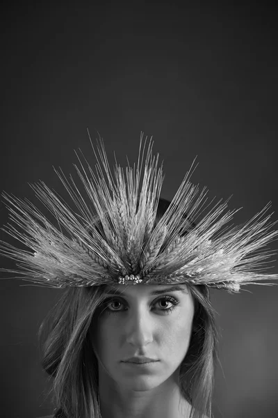 画室肖像，一个漂亮的女孩与一个与做成的桂冠 sheafs 的小麦 — 图库照片