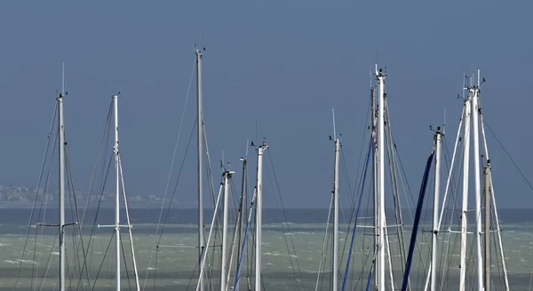 Italien, Sizilien, Mittelmeer, Marina di Ragusa, Segelbootmasten in der Marina — Stockfoto