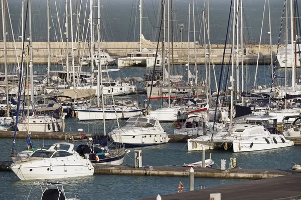 Olaszország, Szicília, Földközi-tenger, Marina di Ragusa; 2016. május 3., csónakok and luxus jachtok, a port - szerkesztőség — Stock Fotó