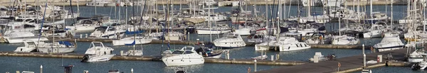 Itália, Sicília, Mar Mediterrâneo, Marina di Ragusa; 3 Maio 2016, barcos e iates de luxo no porto - EDITORIAL — Fotografia de Stock