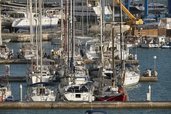 Włochy, Sycylia, Morze Śródziemne, Marina di Ragusa; 3 maja 2016, łodzie i luksusowe jachty w porcie - Redakcja — Zdjęcie stockowe