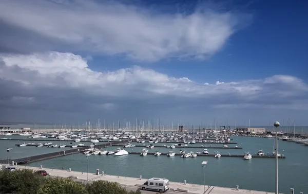Itália, Sicília, Mar Mediterrâneo, Marina di Ragusa, barcos e iates de luxo no porto — Fotografia de Stock