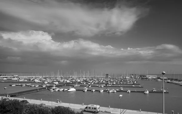 Italia, Sicilia, Mar Mediterráneo, Marina di Ragusa, barcos y yates de lujo en el puerto — Foto de Stock
