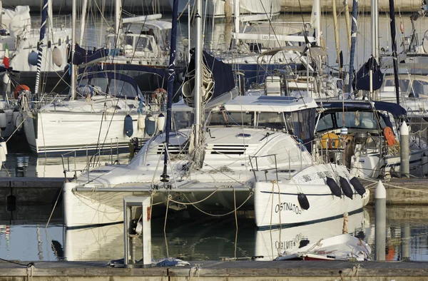 Italien, Sicilien, Medelhavet, Marina di Ragusa; 4 maj 2016, segelbåtar båtar och lyxiga i hamnen - ledare — Stockfoto