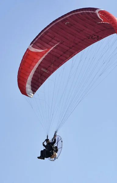 Itália; 5 de maio de 2016, homem voando em um parapente motorizado - EDITORIAL — Fotografia de Stock