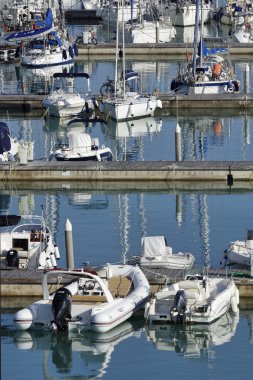 İtalya, Sicilya, Akdeniz, Marina di Ragusa; 5 Mayıs 2016, tekneler ve Lüks Yatlar port - Editörden
