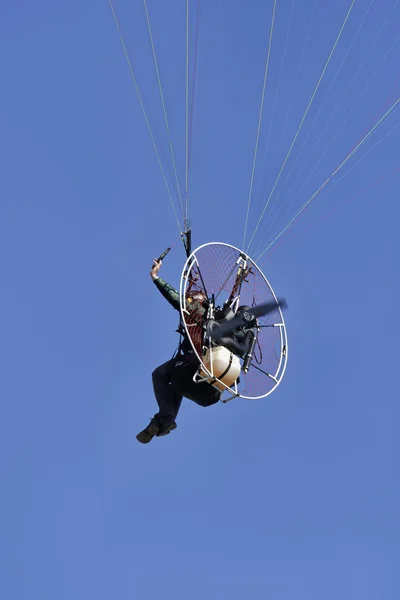 Itália; 5 de maio de 2016, homem voando em um parapente motorizado - EDITORIAL — Fotografia de Stock