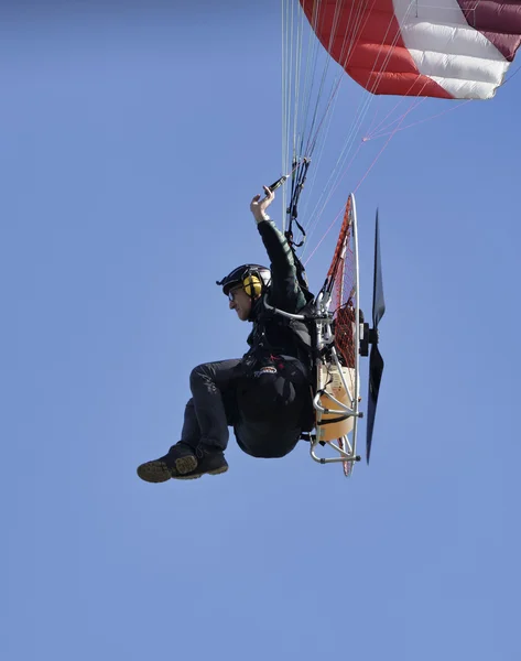 Italien; 5. Mai 2016, Mann fliegt auf einem Motorgleitschirm - Leitartikel — Stockfoto