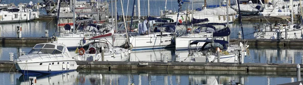 Italie, Sicile, Méditerranée, Marina di Ragusa ; 5 mai 2016, bateaux et yachts de luxe dans le port - EDITORIAL — Photo