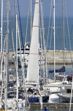 İtalya, Sicilya, Akdeniz, Marina di Ragusa; 5 Mayıs 2016, Lüks Yatlar port - Editörden