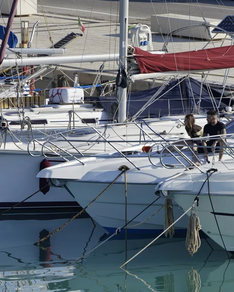 Italien, Sicilien, Medelhavet, Marina di Ragusa; 5 maj 2016, yacht människor på en lyx i hamnen - ledare — Stockfoto