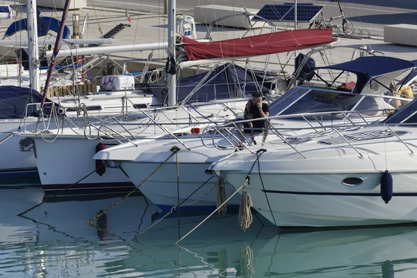Італія, Сицилія, Середземне море, Марина ді Ragusa; 5 травня 2016 року людей на розкіш яхту в порт - редакції — стокове фото