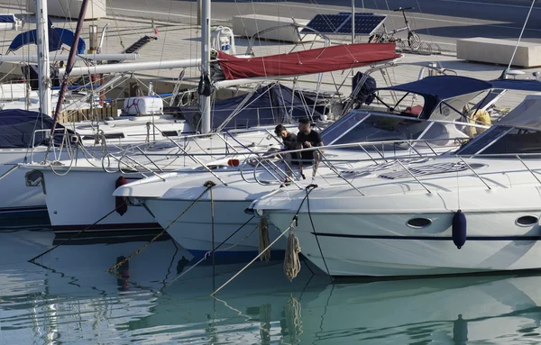 Itália, Sicília, Mar Mediterrâneo, Marina di Ragusa; 5 Maio 2016, pessoas em um iate de luxo no porto - EDITORIAL — Fotografia de Stock
