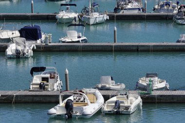 İtalya, Sicilya, Akdeniz, Marina di Ragusa; 6 Mayıs 2016, tekneler ve Lüks Yatlar port - Editörden