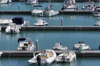 İtalya, Sicilya, Akdeniz, Marina di Ragusa; 6 Mayıs 2016, tekneler ve Lüks Yatlar port - Editörden