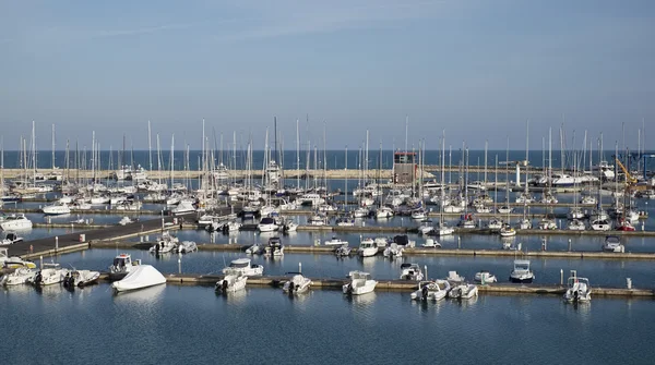 Ιταλία, Σικελία, στη Μεσόγειο θάλασσα, Marina di Ραγκούσα? 6 Μαΐου 2016, βάρκες και Πολυτελή σκάφη στο λιμάνι - συντακτική — Φωτογραφία Αρχείου