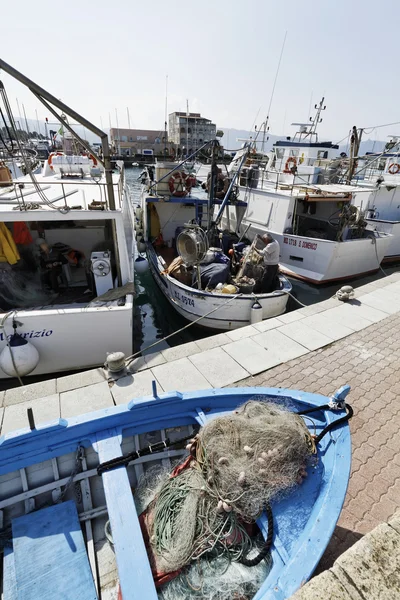 Włochy, Sycylia, Porto Rosa (Prowincja Messyny); 27 marca 2011, rybaków pracujących na ich łodzie rybackie - Redakcja — Zdjęcie stockowe