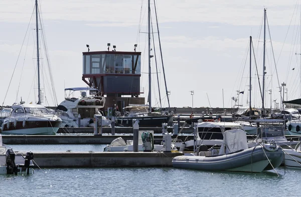 Ιταλία, Σικελία, στη Μεσόγειο θάλασσα, Marina di Ραγκούσα? 14 Οκτωβρίου 2010, βάρκες και Πολυτελή σκάφη στο λιμάνι - συντακτική — Φωτογραφία Αρχείου