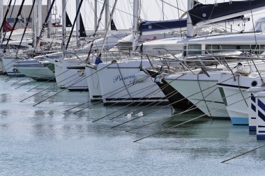 İtalya, Sicilya, Akdeniz, Marina di Ragusa; 14 Ekim 2010, tekneler ve Lüks Yatlar port - Editörden