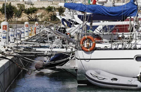 Italia, Sicilia, Mar Mediterraneo, Marina di Ragusa; 14 ottobre 2010, yacht di lusso in porto - EDITORIALE — Foto Stock