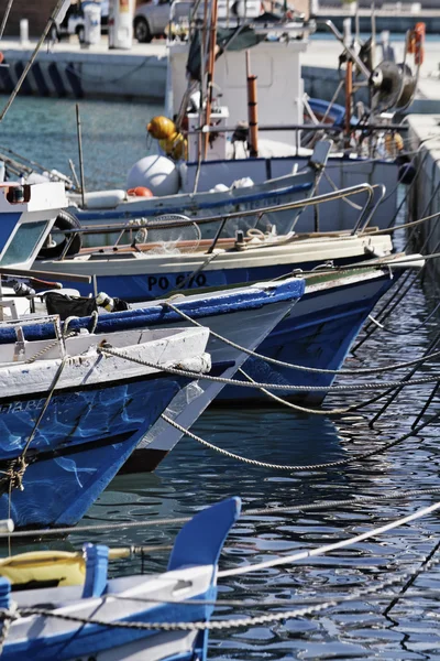 Italien, Sizilien, Mittelmeer, Marina di Ragusa; hölzernes Fischerboot im Hafen — Stockfoto