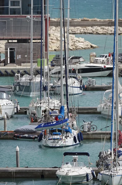 İtalya, Sicilya, Akdeniz, Marina di Ragusa; 10 Mayıs 2016, tekneler ve Lüks Yatlar port - Editörden — Stok fotoğraf