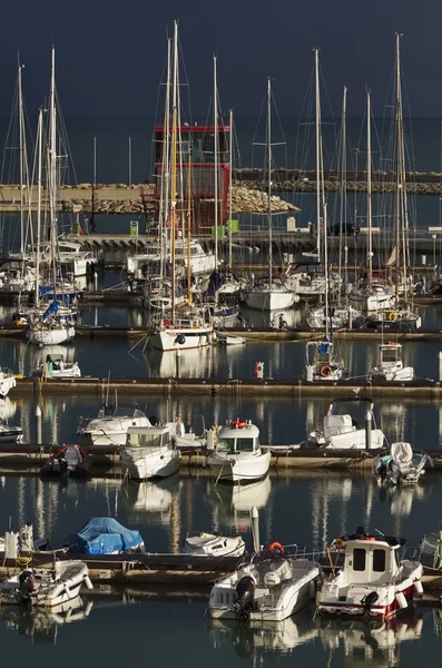 İtalya, Sicilya, Akdeniz, Marina di Ragusa; 19 Mart 2011, tekneler ve Lüks Yatlar port - Editörden — Stok fotoğraf