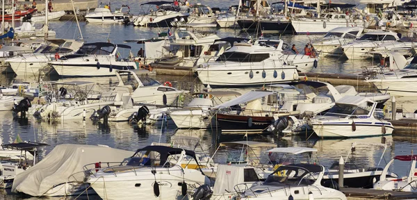 Olaszország, Szicília, Földközi-tenger, Marina di Ragusa; 2011. augusztus 14., csónakok and luxus jachtok, a port - szerkesztőség — Stock Fotó