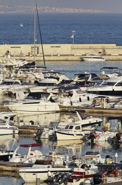 Italia, Sicilia, Mar Mediterraneo, Marina di Ragusa; 14 agosto 2011, barche e yacht di lusso in porto - EDITORIALE — Foto Stock