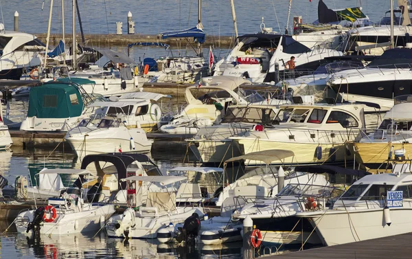 イタリア、シチリア島、地中海、マリーナ ディ ラグーザ。2011 年 8 月 14 日、ボート、高級ヨットのポート - 社説 — ストック写真