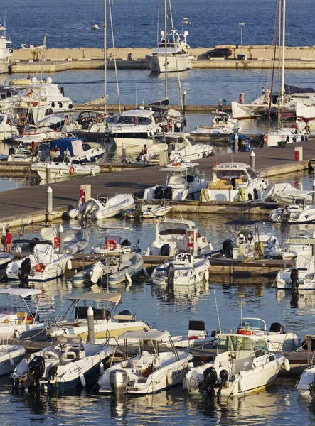 Włochy, Sycylia, Morze Śródziemne, Marina di Ragusa; 14 sierpnia 2011, łodzie i luksusowe jachty w porcie - Redakcja — Zdjęcie stockowe