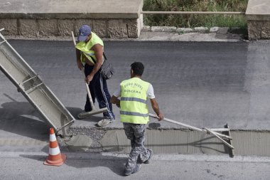 İtalya, Sicilya; 12 Mayıs 2016, erkekler bir yol - yazı işleri tamir iş başında