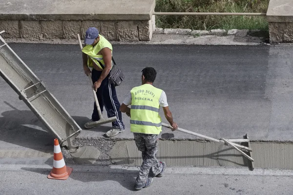 Italy, Sicily; 12 May 2016, men at work fixing a road - EDITORIAL — Stock Photo, Image