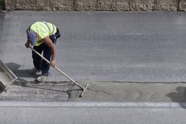 İtalya, Sicilya; 12 Mayıs 2016, adam bir yol - yazı işleri tamir iş başında