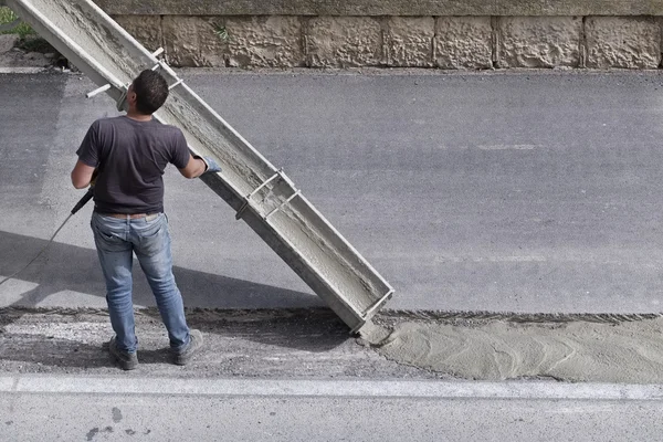 Italy, Sicily; 12 May 2016, man at work fixing a road - EDITORIAL — Stock Photo, Image