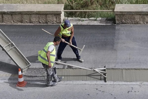 Itália, Sicília; 12 de maio de 2016, homens no trabalho que fixa uma estrada - EDITORIAL — Fotografia de Stock