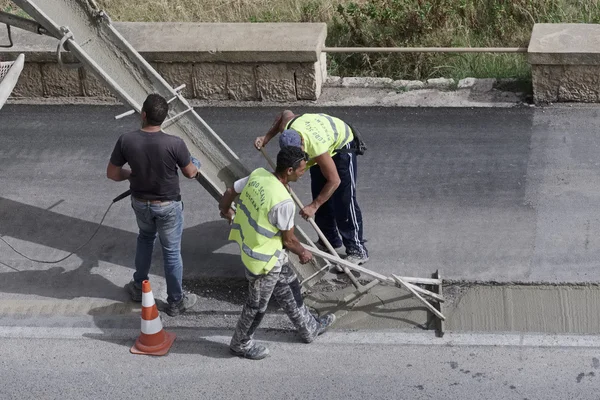 Italy, Sicily; 12 May 2016, men at work fixing a road - EDITORIAL — Stock Photo, Image