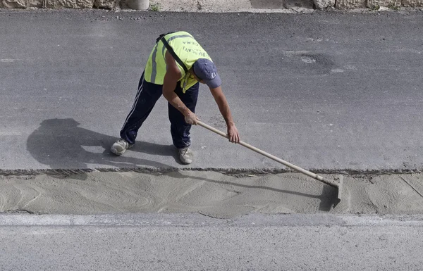 Италия, Сицилия; 12 мая 2016 года, человек за работой чинит дорогу - РЕДАКЦИЯ — стоковое фото