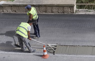 İtalya, Sicilya; 12 Mayıs 2016, erkekler bir yol - yazı işleri tamir iş başında