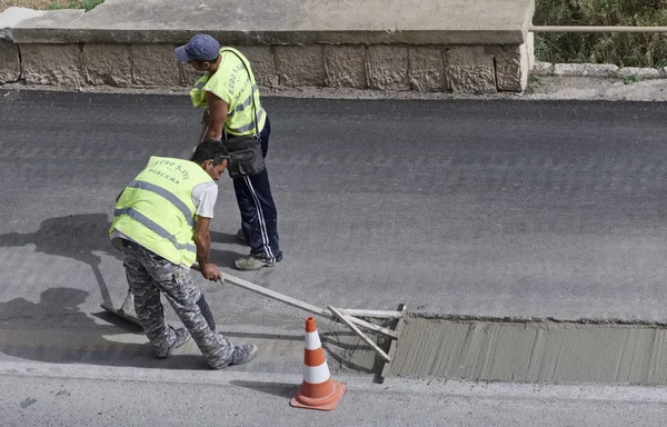 Italy, Sicily; 12 May 2016, men at work fixing a road - EDITORIAL — Stock Photo, Image