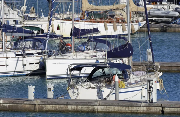 Италия, Сицилия, Средиземное море, Marina di Ragusa; 13 мая 2016, роскошные яхты в порту - EDITORIAL — стоковое фото