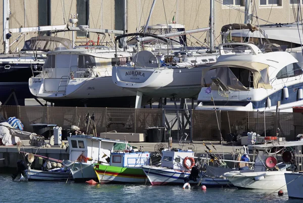 Italien, Sicilien, Medelhavet, Marina di Ragusa; 13 maj 2016, yachter trä fiskebåtar och lyxiga iland i hamnen - ledare — Stockfoto