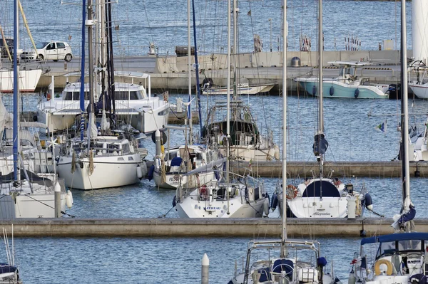 Италия, Сицилия, Средиземное море, Marina di Ragusa; 13 мая 2016, лодки и роскошные яхты в порту на закате - РЕДАКЦИЯ — стоковое фото