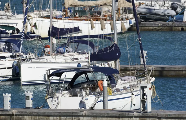 Италия, Сицилия, Средиземное море, Marina di Ragusa; 13 мая 2016, лодки и роскошные яхты в порту на закате - РЕДАКЦИЯ — стоковое фото