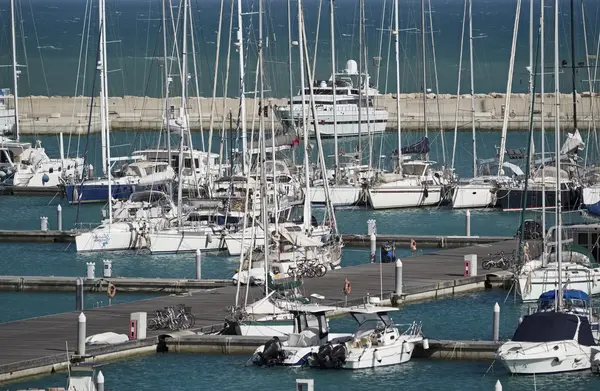 Italia, Sicilia, Mar Mediterraneo, Marina di Ragusa; 14 maggio 2016, barche e yacht di lusso in porto - EDITORIALE — Foto Stock