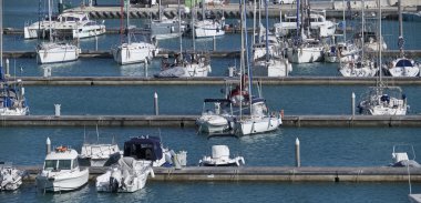 İtalya, Sicilya, Akdeniz, Marina di Ragusa; 15 Mayıs 2016, tekneler ve Lüks Yatlar port - Editörden