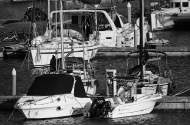 İtalya, Sicilya, Akdeniz, Marina di Ragusa; 15 Mayıs 2016, tekneler ve Lüks Yatlar port - Editörden