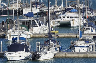 İtalya, Sicilya, Akdeniz, Marina di Ragusa; 15 Mayıs 2016, tekneler ve Lüks Yatlar port - Editörden