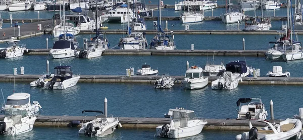 Italien, Sicilien, Medelhavet, Marina di Ragusa; 15 maj 2016, segelbåtar båtar och lyxiga i hamnen - ledare — Stockfoto